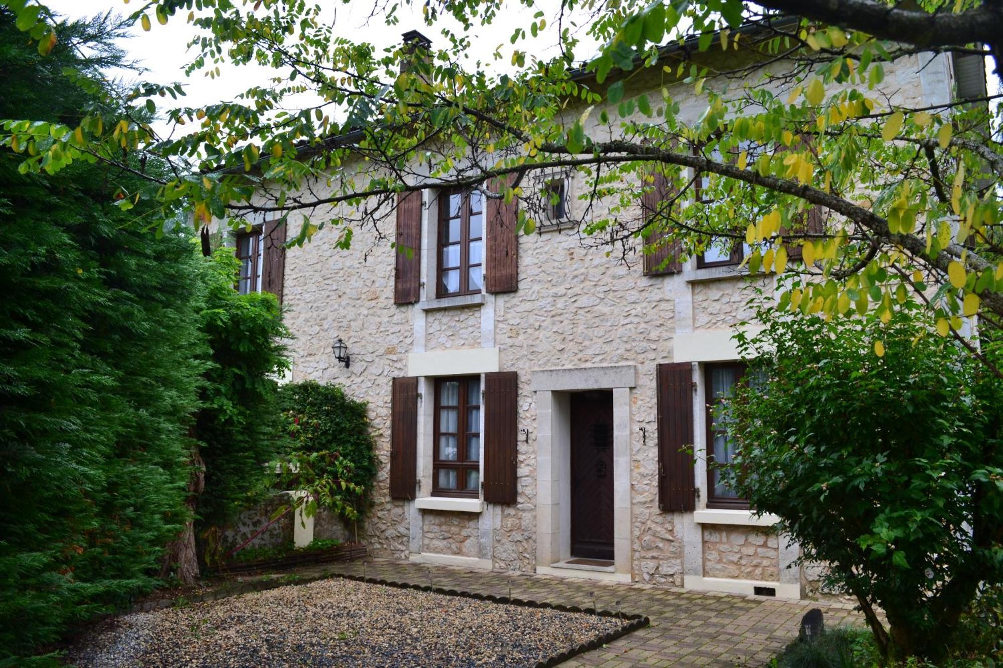 Les Bruyeres B&B Montbron Exterior photo